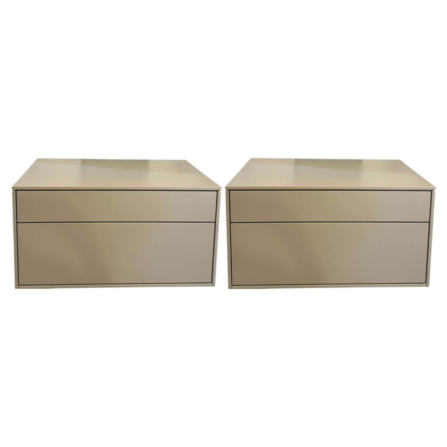 2er-Set Nachtkästchen Cube Fine Lack Bisquit Matt MDF Grau Wandhängend 2er-Set Nachtkästchen Cube Fine Lack Bisquit Matt MDF Grau Wandhängend von Interlübke