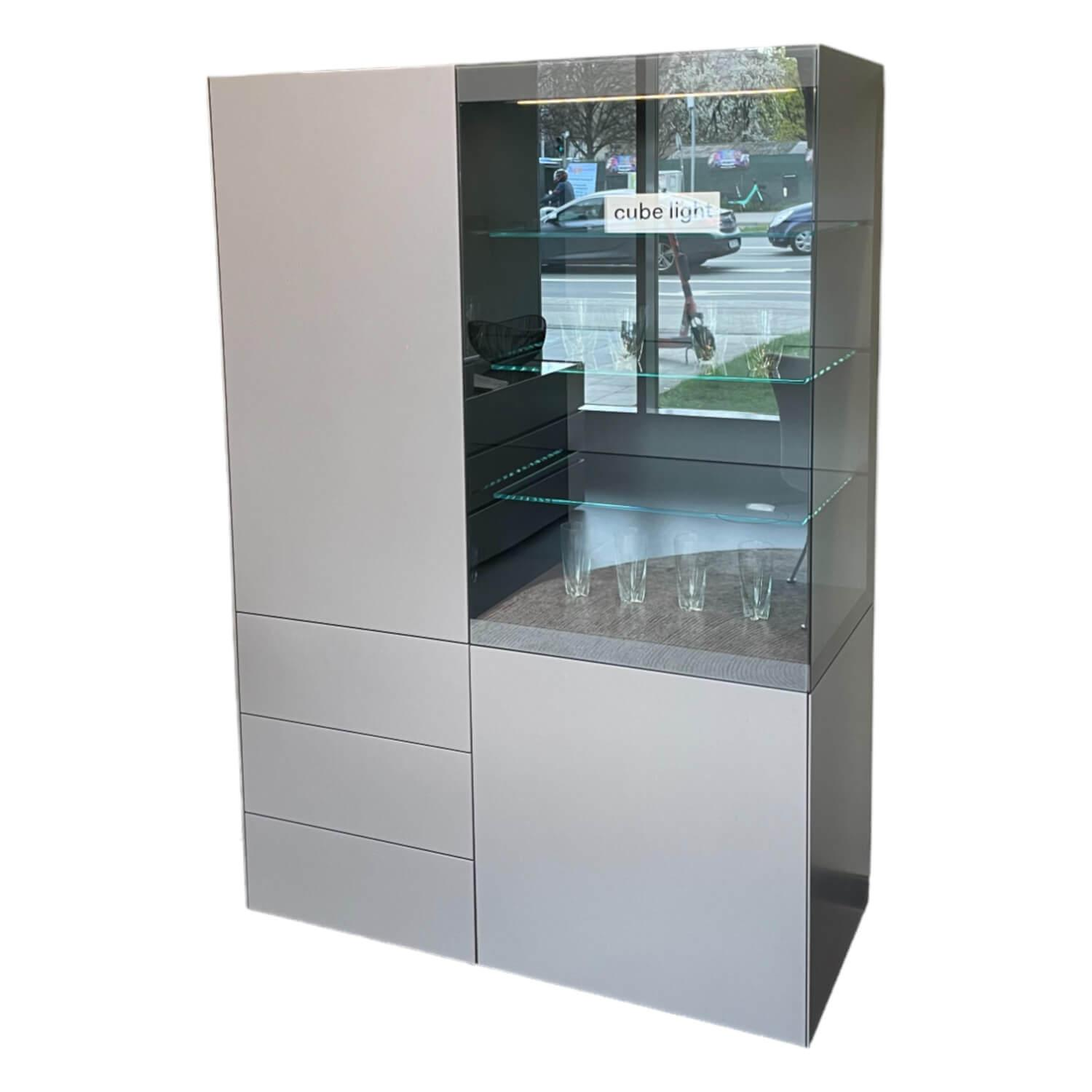 Highboard Cube Light Vitrine Mattlack M16 Elephant Grau von Interlübke