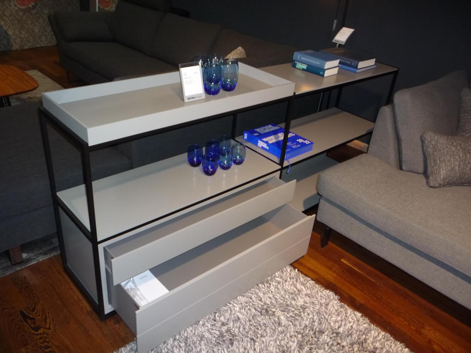 Raumteiler Tado Metallstruktur Schwarz Front Korpus und Rückwand Lack Flintgrau Raumteiler Tado Metallstruktur Schwarz Front Korpus und Rückwand Lack Flintgrau von Interlübke