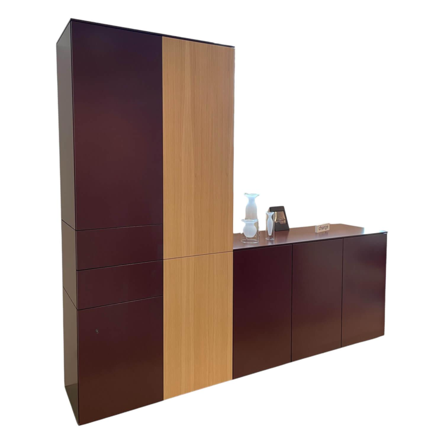 Schrank Change Mattlack M41 Burgund Eiche mit Sideboard Schrank Change Mattlack M41 Burgund Eiche mit Sideboard von Interlübke