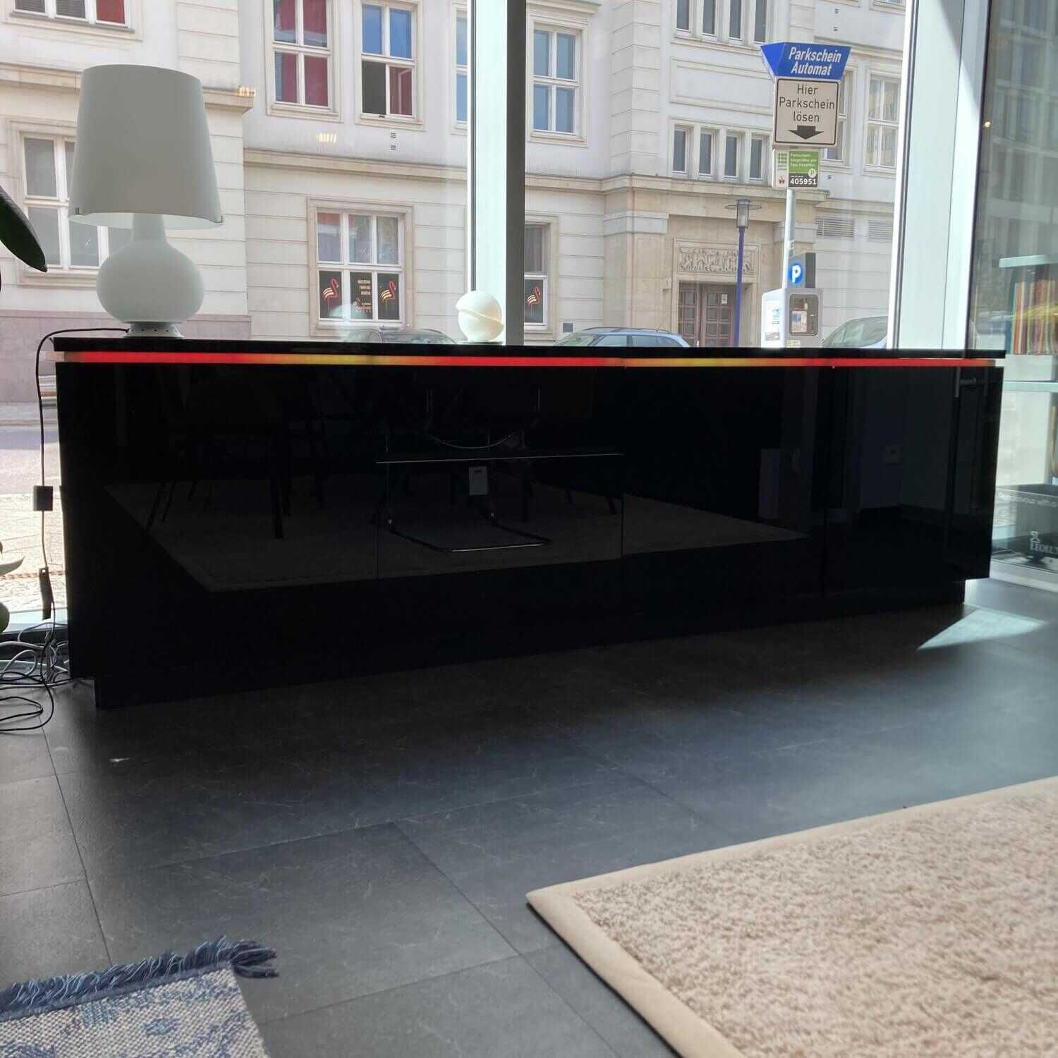 Sideboard Cube Lack Schwarz mit farblich wechselnder Beleuchtung von Interlübke