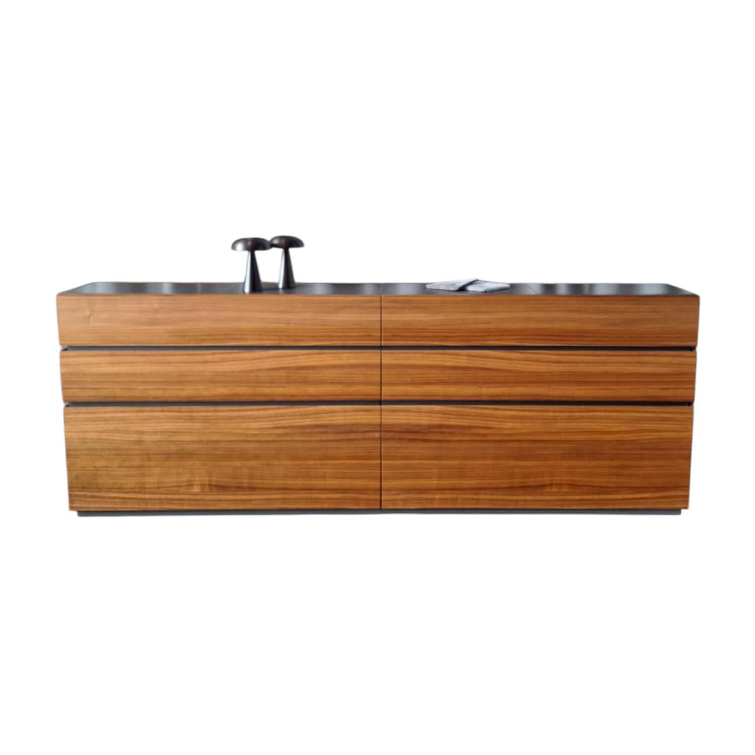 Sideboard Cube Nussbaum Canela Geölt Lederauflage Dunkelbraun Sockel Grau Sideboard Cube Nussbaum Canela Geölt Lederauflage Dunkelbraun Sockel Grau von Interlübke
