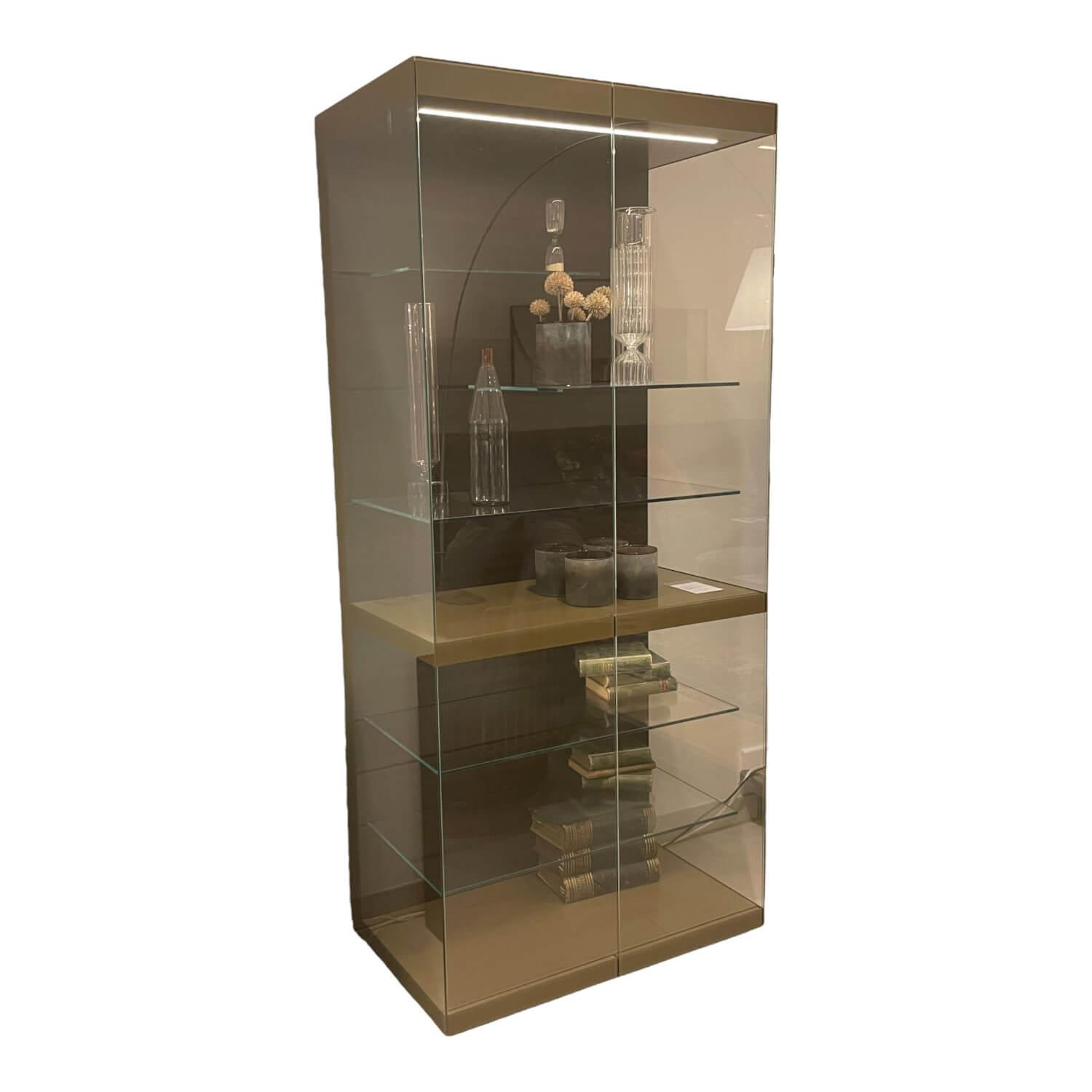 Vitrine Just Cube Light mit Beleuchtung Korpus Lack Rückwand Eucalyptus 5 Glasbö... Vitrine Just Cube Light mit Beleuchtung Korpus Lack Rückwand Eucalyptus 5 Glasbö... von Interlübke