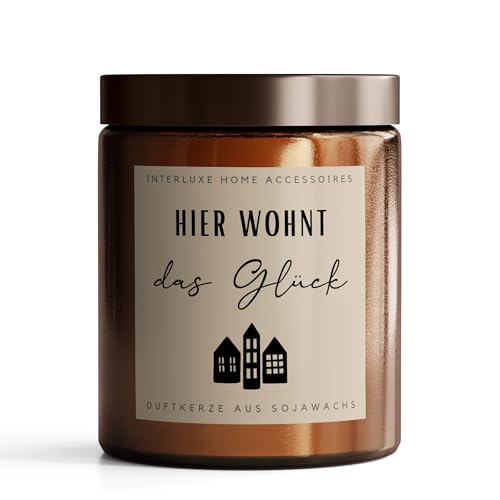 Interluxe Duftkerze im Apothekerglas - Hier wohnt das Glück - Kerze aus Sojawachs Kerze mit Spruch duftende Kerze im Glas Interluxe Duftkerze im Apothekerglas - Hier wohnt das Glück - Kerze aus Sojawachs Kerze mit Spruch duftende Kerze im Glas von Interluxe