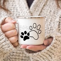 Interluxe Emaille Becher - 2 Pfoten Tierliebhaber Fellnase Katze Hund Haustier Kaffeebecher Kaffeetasse Outdoor Wandern Frauchen Herrchen Interluxe Emaille Becher - 2 Pfoten Tierliebhaber Fellnase Katze Hund Haustier Kaffeebecher Kaffeetasse Outdoor Wandern Frauchen Herrchen von Interluxe