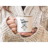 Interluxe Emaille Becher - Gnome Let It Snow Lustige Tasse Freunde Familie Glühwein Weihnachtsmarkt Adventszeit Weihnachten Winter von Interluxe