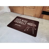 Interluxe Fußmatte 40x60 cm - Hier Wird Gegrillt Rutschfeste Fussmatte, Grillen, Abendessen, Steak, Grillzeit Männergeschenk Mitbringsel Interluxe Fußmatte 40x60 cm - Hier Wird Gegrillt Rutschfeste Fussmatte, Grillen, Abendessen, Steak, Grillzeit Männergeschenk Mitbringsel von Interluxe
