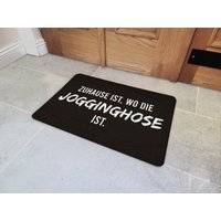 Interluxe Fußmatte 40x60 cm - Zuhause Ist, Wo Die Jogginghose Ist Rutschfeste Fussmatte, Entspannung, Relax, Familie von Interluxe