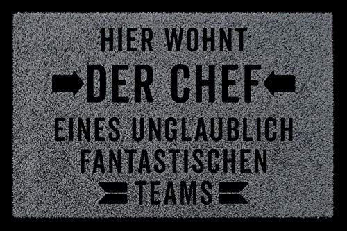 Interluxe Fußmatte mit Spruch -Hier wohnt der Chef Team- 40x60cm Fussmatte als Geschenk Büro Mitarbeiter Arbeitgeber Design Türmatte (Dunkelgrau) von Interluxe