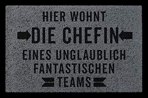 Interluxe Fußmatte mit Spruch -Hier wohnt die Chefin Team- 40x60cm Fussmatte als Geschenk Büro Mitarbeiter Arbeitgeber Design Türmatte (Dunkelgrau) von Interluxe