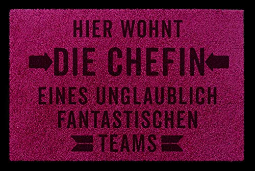 Interluxe Fußmatte mit Spruch -Hier wohnt die Chefin Team- 40x60cm Fussmatte als Geschenk Büro Mitarbeiter Arbeitgeber Design Türmatte (Fuchsia) von Interluxe