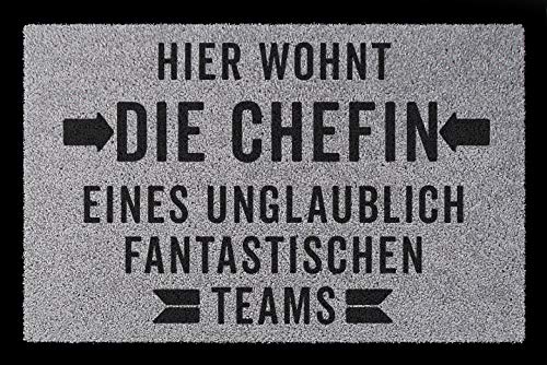 Interluxe Fußmatte mit Spruch -Hier wohnt die Chefin Team- 40x60cm Fussmatte als Geschenk Büro Mitarbeiter Arbeitgeber Design Türmatte (Hellgrau) von Interluxe