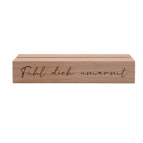Interluxe Kartenhalter - Fühl Dich umarmt - Grußkartenhalter Fotohalter Kartenständer Tischkartenhalter aus Holz Interluxe Kartenhalter - Fühl Dich umarmt - Grußkartenhalter Fotohalter Kartenständer Tischkartenhalter aus Holz von Interluxe
