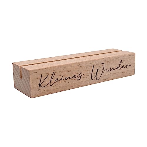 Interluxe Kartenhalter - kleines Wunder - Grußkartenhalter mit Spruch zur Geburt oder Taufe Fotohalter Kartenständer Tischkartenhalter aus Holz Interluxe Kartenhalter - kleines Wunder - Grußkartenhalter mit Spruch zur Geburt oder Taufe Fotohalter Kartenständer Tischkartenhalter aus Holz von Interluxe