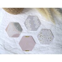 Interluxe Leuchtende Led Untersetzer Hexagon 4Er Set - Floral Gold Glasuntersetzer Für Gin-Tonic Dinnerabend Geschenkidee Freunde Familie Interluxe Leuchtende Led Untersetzer Hexagon 4Er Set - Floral Gold Glasuntersetzer Für Gin-Tonic Dinnerabend Geschenkidee Freunde Familie von Interluxe