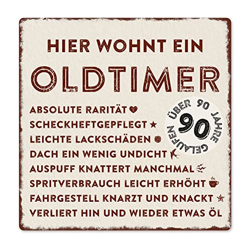 Interluxe Metallschild 20x20cm -Hier wohnt ein Oldtimer 90 - wetterfestes Schild zum 90. Geburtstag Geschenkidee für Papa, Opa, Freund, Kollege oder Nachbar von Interluxe