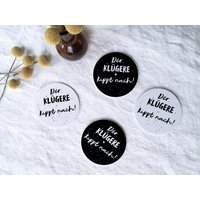 Leuchtende Untersetzer Rund 4Er Set Der Klügere Kippt Nach Coaster Lightning Friends Witzige Sprüche Tischdeko Geschenk Cocktails Freunde Leuchtende Untersetzer Rund 4Er Set Der Klügere Kippt Nach Coaster Lightning Friends Witzige Sprüche Tischdeko Geschenk Cocktails Freunde von Interluxe