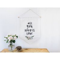 Alles Was Du Brauchst Ist Liebe Wand Flagge Stoff Banner Wandbehang von IntheDaylightShop
