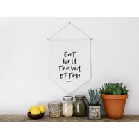 Eat Well Travel Oft Wand Flagge Stoff Banner Wandbehang von IntheDaylightShop