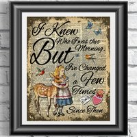 Alice Im Wunderland Und Die Beige Buchseitenkunst. Wörterbuch Buchseite Poster Mit Zitat Trink Mich Flasche. Antike Wohndekoration von IntheFrameShop