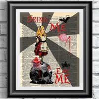 Gothic Alice Im Wunderland Kunstwerk. Wörterbuch Kunstdruck Auf Alter Buchseite. Lexikon. Steampunk Kunstwerk Dunkle Schädel Fledermäuse von IntheFrameShop