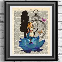 Kunstdruck Auf Wörterbuchseite Alice Im Wunderland. Zeichnung Der Blaue Lotus Antikem Buchseitendruck. Uhr Und Schmetterlinge Wandbehang von IntheFrameShop