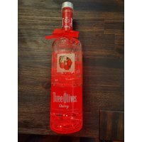 Drei Oliven Cherry Vodka Mit Roter Led Beleuchtung von IntoxIlluminations