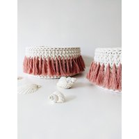 Natural With Dusty Pink Fringes Basket For Home Décor, Eco-Friendly Boho - Perfect Organizing, Handmade Fringe Round Basket Natural With Dusty Pink Fringes Basket For Home Décor, Eco-Friendly Boho - Perfect Organizing, Handmade Fringe Round Basket von IntriqInterior