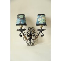 Antike 2-Flammige Wandleuchte Aus Schwarzem Und Goldenem Metall Mit Laub-Lampenschirm Im Stil Des 18. Jahrhunderts von InvitationHomeDecor