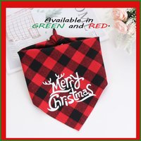 Rot Kariertes Merry Christmas Hunde Bandana. Grün Süßes Weihnachts-Hunde-Geschenk. Hundekleidung. Hundehalswäsche von Ipetdesigns