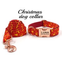 Weihnachtliches Hundehalsband. Rot Und Gold Personalisiertes Graviertes Weihnachtsbaum Hundehalsband von Ipetdesigns