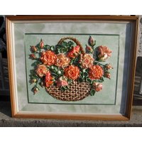 Ungerahmtes 3D Rosenbild, Bestickte Rosen, Schleife Stickerei Blumen Im Korb, Rosen An Der Wand, Korb Pfirsich/Rosa von IriSribbon