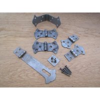 Antike Eisen-Schmetterling Vintage Rustikale Brust Stamm Tisch Möbel Schrank Schranktür Beschläge von IronmongeryWorld