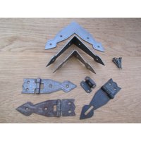 Antiker Eisen-Pfeil-Kopf Vintage Rustikale Brust Stamm Tisch Möbel Schrank Schranktür Beschläge von IronmongeryWorld