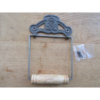 Georgian Crown Wire Antikes Eisen Papierrollenhalter Rustikaler Vintage Antiker Verzierter Ausgefallener Alter Stilrollenhalter Loo-Wc-Halter von IronmongeryWorld