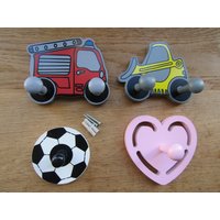 Holz Aufhängehaken Mädchen Jungen Kinderzimmer Schule Schlafzimmer Aufhänger Herz Herz/Bagger/Feuerwehr Auto/Fußball Haken von IronmongeryWorld