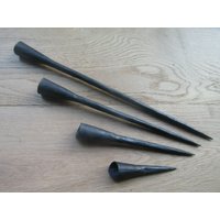 Mittelalter Dungeon Spike in Kerzenständer Schmiedeeisen Handgeschmiedet Alte Rustikale Vintage Nagel in Halter Antik Brenner von IronmongeryWorld