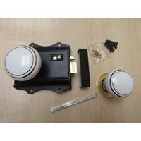 Olde Latch Schwarz + Messing & Weiße Keramik Umrandet Set von IronmongeryWorld