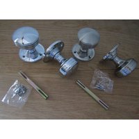 Paar Rimmed Massives Messing Gefedert Einsteckschloss Türklinken Türgriffe Ziehen Chrom Poliert Nickelfrei von IronmongeryWorld