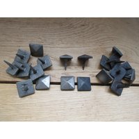 Packung Mit 10 Diamant 30mm Gusseisen Türknäufe Nägel Alte Vintage Retro Rustikale Tür Möbel Holz Kunsthandwerk Knäufe von IronmongeryWorld
