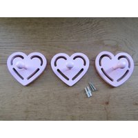 Set 3Er Set Love Heart Haken Mädchen Kinderzimmer Schule Schlafzimmer Kleiderbügel Kleiderhaken von IronmongeryWorld