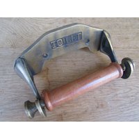 Toilette Geprägtes Antikes Messingpapierrollenhalter Rustikaler Vintage Antik Verzierter Ausgefallener Alter Stilrollenhalter Loo-Wc-Halter von IronmongeryWorld