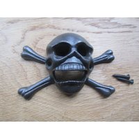 Totenkopf Kreuzknöpfe Gusseisen Rustikal Vintage Piraten Wandmontiert Glas Soda Flaschenöffner Bar Küche Oder Terrasse Handgemacht Geschenk Antik von IronmongeryWorld