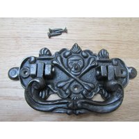 Totenkopf & Kreuzknochen Gusseisen Vintage Rustikale Truhe Pirat Skelett Sarg Möbeldecke Box Hebegriff Griff Antik Eisen von IronmongeryWorld