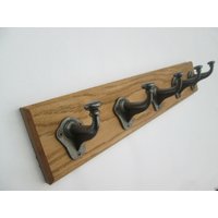 Uk Handgefertigtes Massives Eichenholz Rustikale Holzwand Hut Und Garderobe Hakenleiste Rack Kleiderbügel Gusseisen Flat Top Speisekammer Haken Antik von IronmongeryWorld