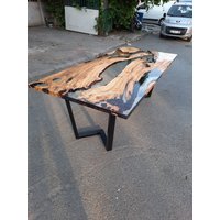 Custom Made Clear Epoxy Live Edge Esstisch Mit Olivenholz von IronsCustomWood