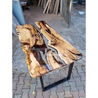 Esstisch Aus Klarem Epoxidharz, Olivenharz, Live-Edge-Esstisch, Wiederverwerteter Tisch von IronsCustomWood