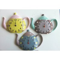 Keramik-Wanduhr „Teekanne"/Uhr Im Landhausstil, Verschiedene Farben, Fröhliche Muster. Kleine Küchenwanduhr von IrynArs