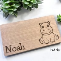 Frühstücksbrett/Schneidebrett/Nilpferd/Mit Namen/Holzbrett/Frühstücksbrettchen/Hippo/Personalisiert/Geschenk/Flusspferd von IsAriaHerzUndFaden