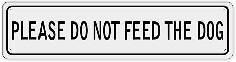 Schild mit Aufschrift "Please Do Not Feed The Dog", Aufschrift "Please Do Not Feed The Dog", Straßenschild, Wandkunst, Dekoration für Zuhause, Bauernhaus, Bar, Café, Männerhöhle, 40 x 10 cm Schild mit Aufschrift "Please Do Not Feed The Dog", Aufschrift "Please Do Not Feed The Dog", Straßenschild, Wandkunst, Dekoration für Zuhause, Bauernhaus, Bar, Café, Männerhöhle, 40 x 10 cm von IskadO
